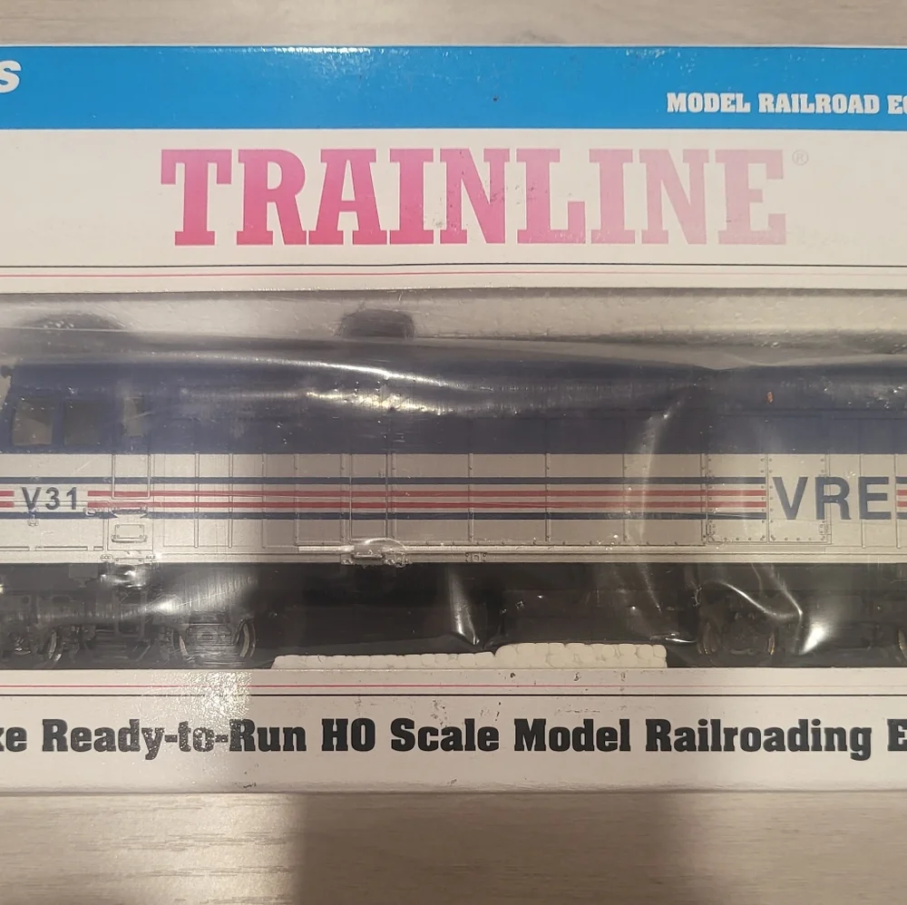 Walthers Trainline HO Scale Virginia Railway Express EMD F40PH Diesel - Picture 2 of 3